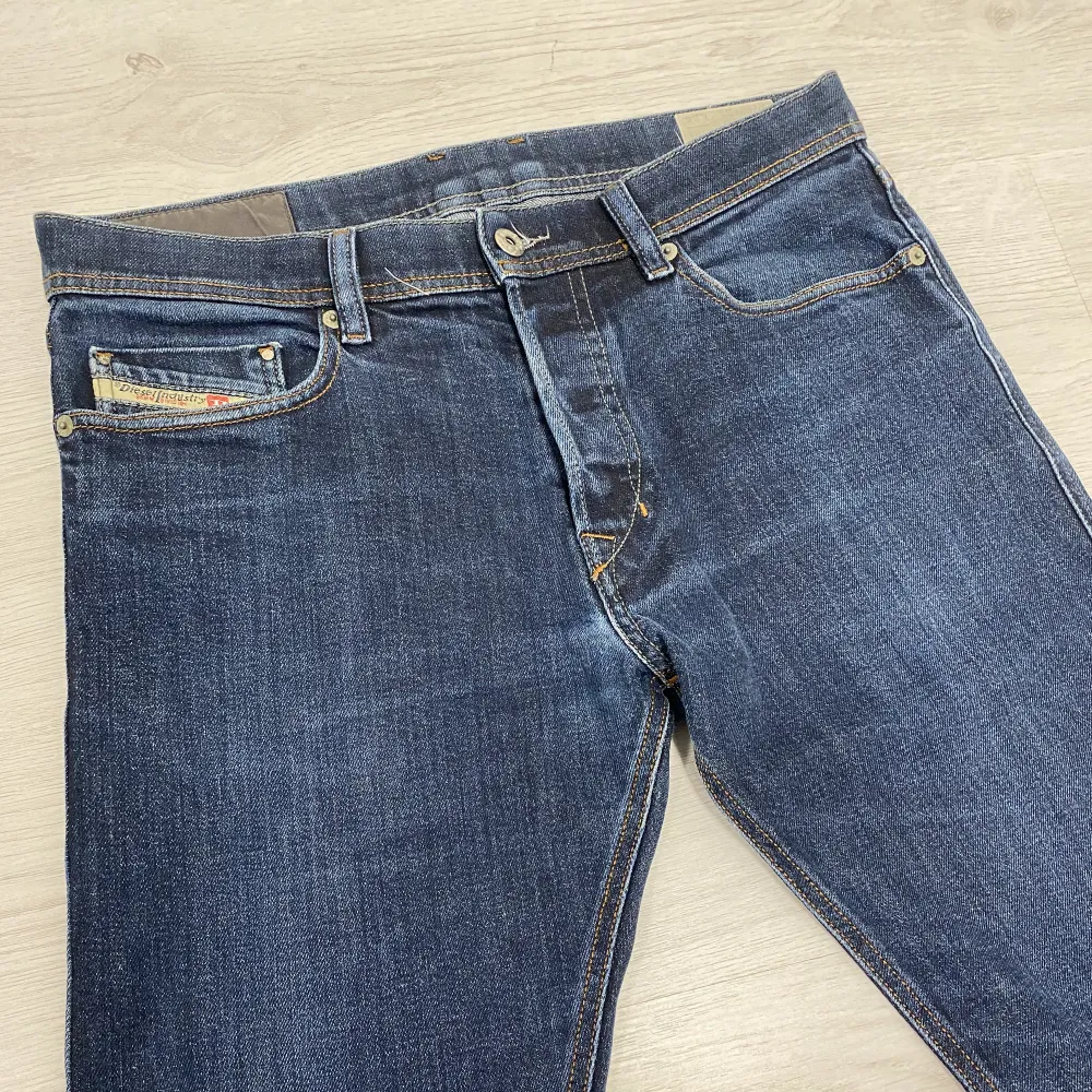 Liknande plagg finns på min hemsida! Diesel Industry jeans i skön mörkblå tvätt. Helt perfekt condition (9,5/10) ser helt nya ut när de sitter på! Modellen är 178 och 65kg. Skriv gärna o ställ frågor vid intresse🟫. Sjukt värt nya dieseljeans kostar 1400+. Jeans & Byxor.
