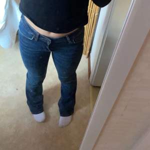 Säljer mina mörkblåa lågmidjade jeans från zara i stl 32🩷Säljer pågrund av att de är för små för mig o inte används💕Nypris: ca 370kr🩷