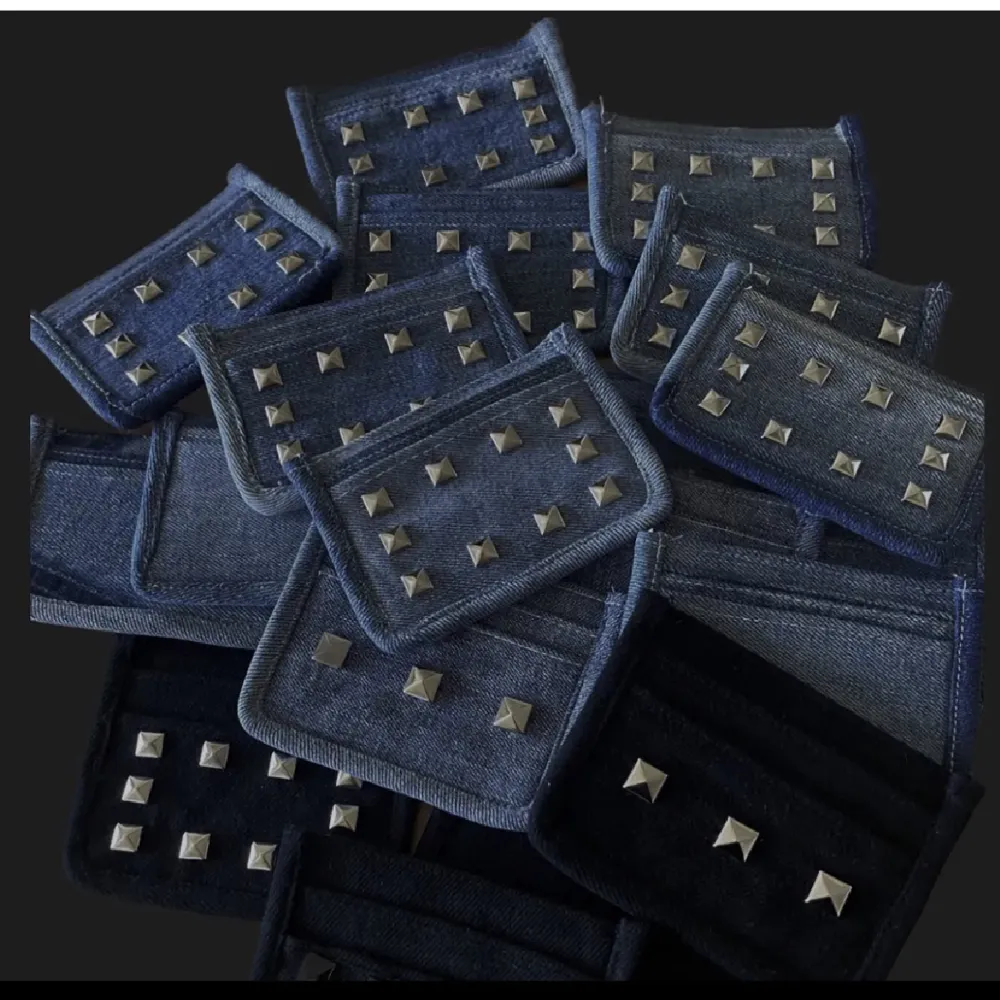 Säljer nu korthållare från mitt o mina vänners uf företag som är avvecklat. Dem är sydda av jeans som inte längre får nån användning. Finns totalt 1 svart och 7 blåa kvar. Frakt tillkommer på 15kr!!!. Accessoarer.