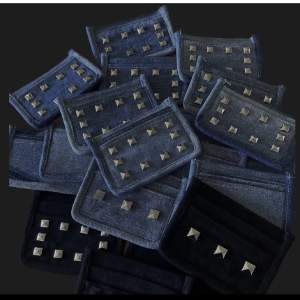 Säljer nu korthållare från mitt o mina vänners uf företag som är avvecklat. Dem är sydda av jeans som inte längre får nån användning. Finns totalt 1 svart och 7 blåa kvar. Frakt tillkommer på 15kr!!!
