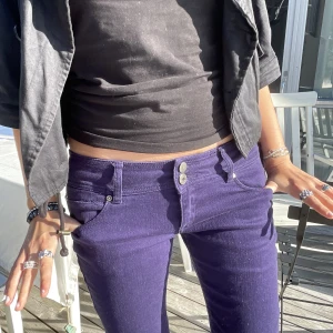 färgglada lågmidjade jeans - säljer dessa lila lågmidjade bootcut jeans👏🏻👏🏻 modellen är 165 och de sitter bra💗