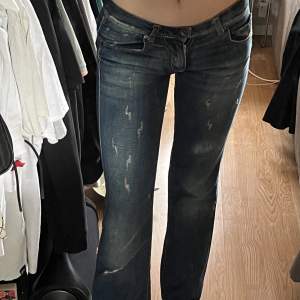 Vintage jeans ifrån miss sixty i Size 26, midjemått rakt över 36 cm😊 jag är 1,73 och de passar mig i längden skriv för mer info om det önskas !