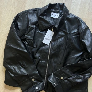 Skinnjacka NA-KD - Snygg skinnjacka från NA-KD. Aldrig använd, endast provad. Inte såpass Oversized på mig som jag önskade (är normalt L/XL). Nypris: 749 kr 