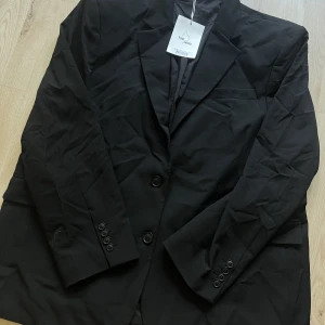 Kavaj/Blazer Djerf Avenue - Kavaj/blazer från Djerf Avenue. Aldrig använd, endast provad. Nypris: 1999 kr