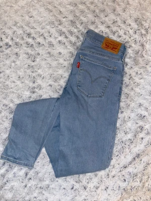 Levi’s skinnyjeans - Levi’s skinnyjeans ljusblåa nästan oanvända i väldigt bra skick 