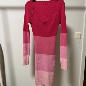 Stickadklänning  - Stickadklänning storlek S den är strechig i matrrial passar även för xseller liten M 