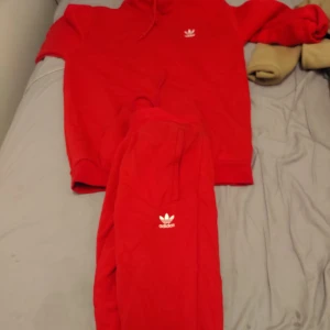 Adidas tracksuit  - Hej! Bilden är slarvigt tagen önska du bättre bild bara om. Skick på kläderna är bra använder,, många av de sällan.