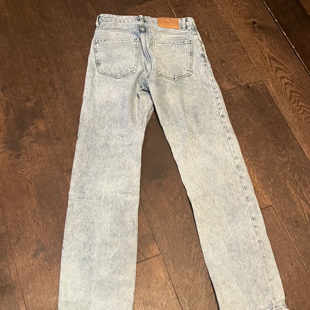 Säljer mina pull&bear jeans i stl 32 pga de inte används. Använt fåtal ggr, i fint skick! Hör av dig om du har någon fråga🥰. Jeans & Byxor.