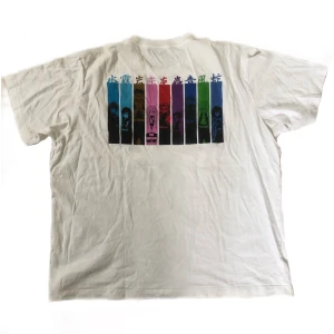 Demon Slayer tisha - T-shirt från uniqlo med fet demonslayer backprint, strl M, true to size