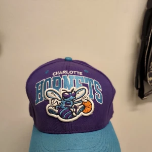 Vintage nba hornet - Hej! Bilden är slarvigt tagen önska du bättre bild bara om. Skick på kläderna är bra använder,, många av de sällan.