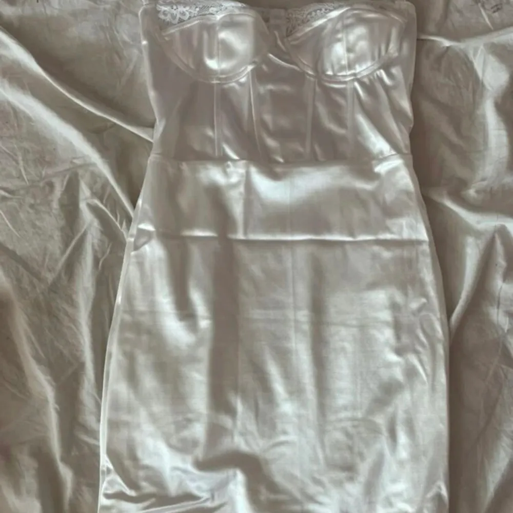 Superfin vit silke klänning i mycket bra skick! Passar stl xs-m 🤍. Klänningar.