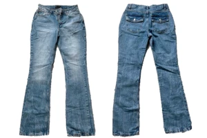 Lågmidjade jeans - Supersnygga lågmidjade utsvängda jeans med coola fickor. Helt nya och oanvända. Säljer då de inte passade. Storleken är W28 L32. Passar ca 36/38/S