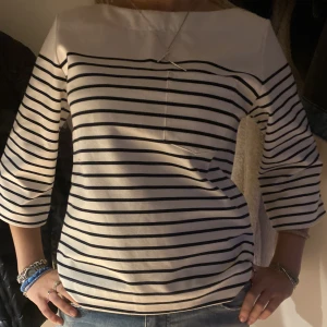 Trekvarts ärmad tröja - Säljer min tröja från Holy White (Lindex) tröjan är i nyskick och bra kvalitet! Köparen står för frakten🥰