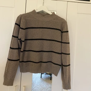 Stickad tröja  - Tunn stickad tröja 