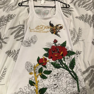 Ed Hardy  - Säljer detta supercoola ed Hardy linne som tyvärr inte kommer till användning! Det står att det är storlek XL men passar mig jättebra med S-M💋💋