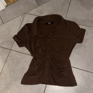 Bikbok tröja - Super fin Bikbok tröja passar bra till allt! Alldrig använd typ, pga gillar inte hur den sitter på mig!💫hör av er för frågor eller fler bilder 