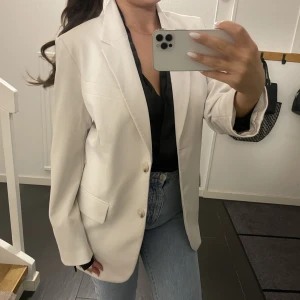 Beige Kavaj  - SÅ fin kavaj från H&M i en jättefin creme beige färg. Använd under 2 korta tillfällen och sälja nu pga ingen användning. Väldigt nytt skick. 🤍🤍