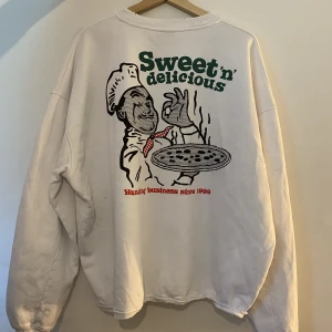 Pizza tröja  - As fet tröja som jag köpte under ngn limited grej med mr pizzagubbe på 🍕🍕, har it kunnat använda den då den är för stor för mig. Jag har vanligtvis har M men denna är i L. Skriv om ni har några frågor 😌 skick 7/10