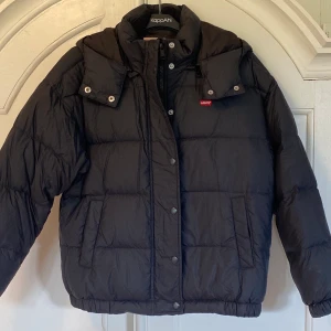 Vinterjacka - Säljer min fina levi’s jacka som tyvärr blivit för liten. Den är i storlek XS. Jackan är i fint skick. Hör av dig för fler bilder eller frågor!🌷 Köparen står för frakt 📦✨ 