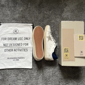 Golden Goose skor - Extremt snygga golden goose skor i väldigt bra skick! Tillkommer box, dustbag och passport. Hör av dig vid frågor eller funderingar:)