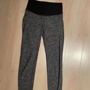 Träningstights - Träningstights från H&M i storlek S. Säljer då de inte passar mig längre. Skriv privat för fler bilder. Pris kan diskuteras!