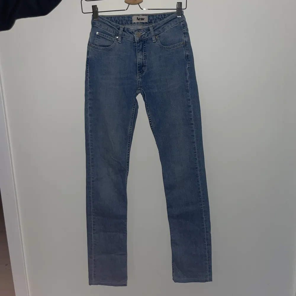 Säljer mina fina blåa Acne Jeans i storlek 27/34, då de är för små. 🩵 De är i bra skick!. Jeans & Byxor.
