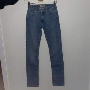 Säljer mina fina blåa Acne Jeans i storlek 27/34, då de är för små. 🩵 De är i bra skick!