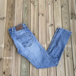 Replay Anbass jeans - Replay Anbass jeans - storlek W30 L32 - varan är i jätte fint skick och har inga flaws - vid frågor eller funderingar är det bara att skriva!