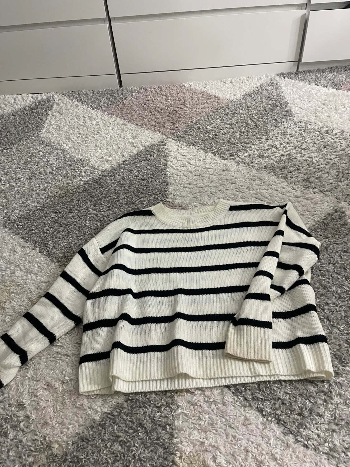 Randig stickad tröja