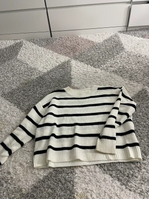 Randig stickad tröja  - Säljer denna super sköna och fina stickade tröja från shein Storlek M 