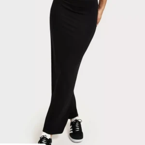 Nelly kjol - Säljer denna populära nelly maxikjolen i svart, använd en del i sommar men fortfarande fint skick, storlek M men strechig så passar nog S-L, pris kan diskuteras och skriv för egna bilder om så önskas:)