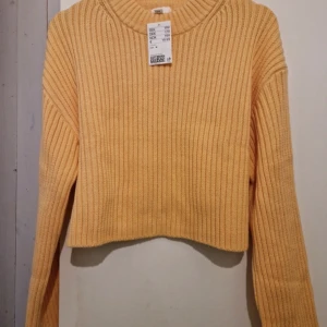 Stickad tröja - Helt ny oanvänt stickad tröja, skönt och fin på.