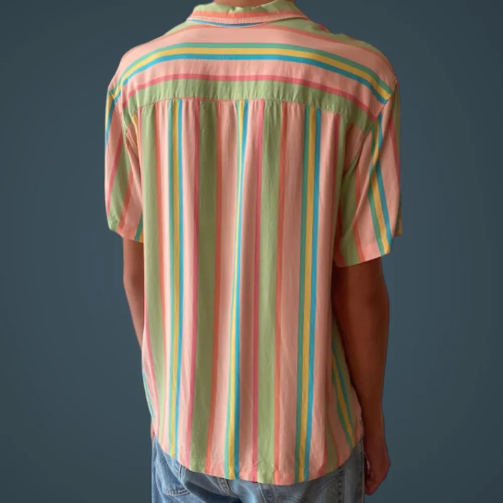 Cool och färgglad skjorta. Lite 80-tals vibbar! Sparsamt använd  . Skjortor.
