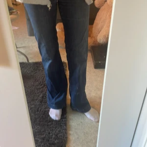 Bootcut/loose jeans - Jättesnygga jeans jag säljer då dem är för små i midjan för mig. Dem är midrise och bara använda några få gånger, inga synliga defekter! 