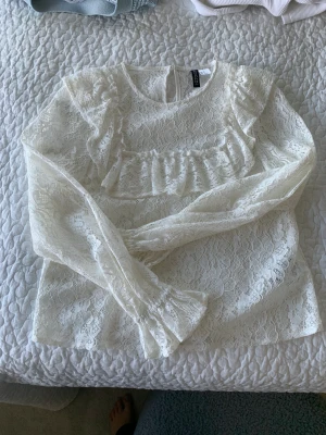 Spets tröja - Jätte fin spets tröja från Hm divided. Använd en gång och i mycket bra skick Skriv för mer bilder