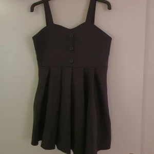 Miniklänning med knappar - Köpt från aliexpress, bara använd för att testa och sen tvättad.