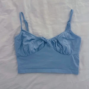 Bustier/linne - Söt bustier/linne, slutar över nalven! 