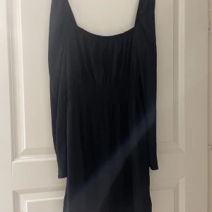Klänning  - Klänning som man kan ha på olika sätt (visar på bilderna). Använd 1 gång, i mycket gott skick
