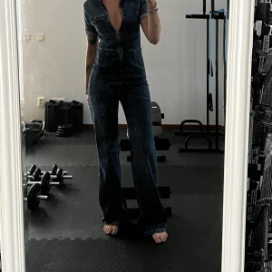 Jeans jumpsuit  - Från Urban oufitters, supersnygg