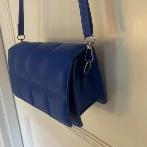 Blå väska  - Snygg väska som tyvärr inte kommer till användning längre🥰