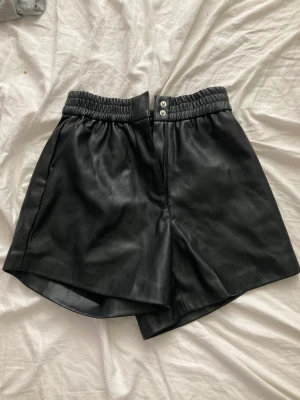Populära skinnshorts  - As balla skinnshorts som tyävrr aldrig kommer till andväning! Prislapp kvar och aldrig använda! Nypris 399💜skitsnygga på hösten vintern med strumpbyxor🧡