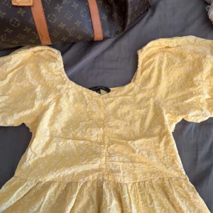 Söt gul topp! - Jätte fin och i bra skick, liten i storlek så är perfekt för en S,M!