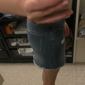 Jeanskjol  - Så himla fin jeanskjol, i ett jättebra skick, säljer då den blivit lite liten för mig. 