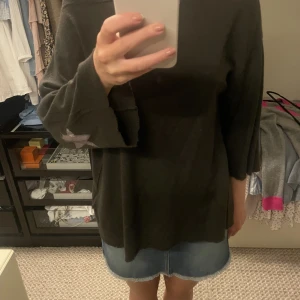 Zadig stickad tröja  - Säljer denna såå fina gröna Zadig tröja som jag köpte för ungefär 3000 kr. Den är i ett jättebra skick och passformen är något oversized.  Köparen står för frakt. ❤️