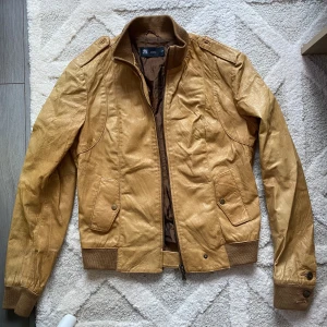 Jacka - Säljer en jacka i strl 44. Sitter mer som en S/M. Flärpen vid ena axeln har lossnat. Köpare står för frakt🧚🏼‍♀️🫶🏼