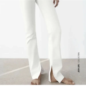 Zara jeans  - Säljer dessa superfina vita jeans från zara med slitar! Sitter jättefint men kommer tyvärr inte till användning! Det är bara att höra av er vid frågor, fler bilder eller andra funderingar! 💗💗💗