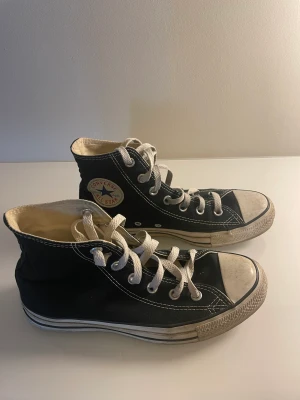 Svarta converse skor - Säljer mina svarta converse i storlek 37,5! Dem är ganska använda därav priset💞