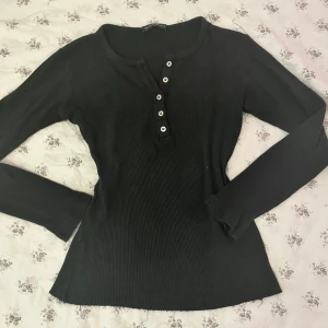 Brandy Melville tröja  - Söt brandy tröja som inte går att köpa längre 💐Är ”onesize” men skulle säga att det passar XS-S 💞är i nyskick!