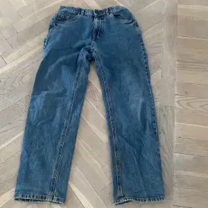 Mörkblåa Lindex jeans. Ord pris 349