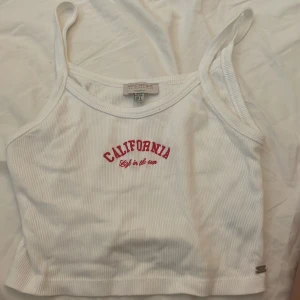 Coolt linne - Coolt linne från pull&bear! Storlek S men skulle nog passa xs fint också! Små fläckar på ryggen men inget man märker! DMa vid intresse, pris kan diskuteras 